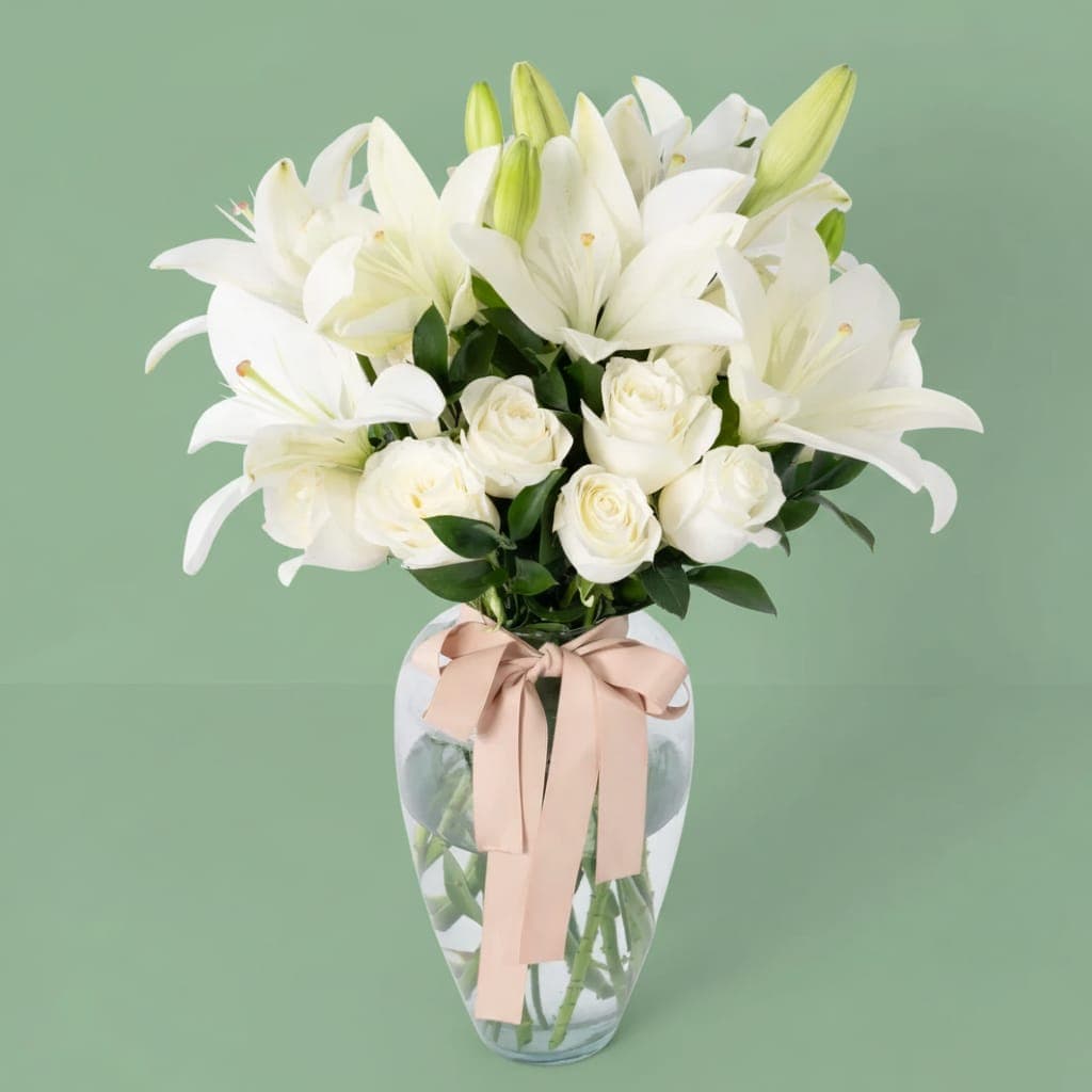 Florero 12 Rosas Blancas Con Lilys Blancos